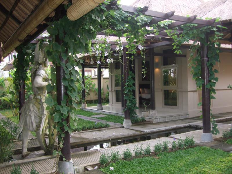 Puri Lotus Hotel Убуд Екстериор снимка